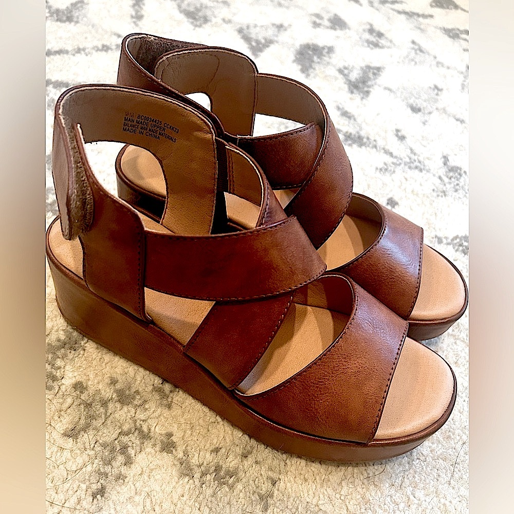 B.O.C. Platform Sandal. Tan. Size 8.